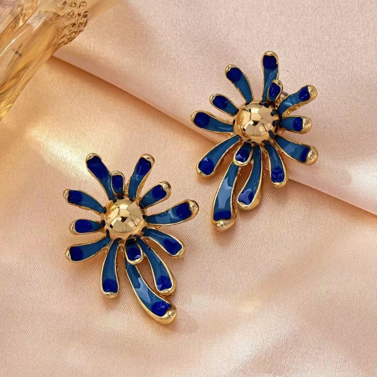 A Pair of Bohemian Retro-Style Casual, Sexy, Fashionable and Versatile Oil-Drip Earrings for Women