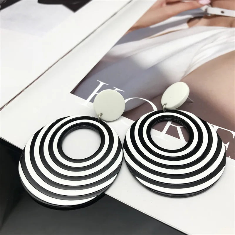 Vintage Black & White Geometric Oval Drop Earrings – Bold Korean INS Style & Giving Effortless It-Girl Energy 🖤✨