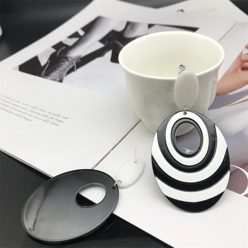 Vintage Black & White Geometric Oval Drop Earrings – Bold Korean INS Style & Giving Effortless It-Girl Energy 🖤✨