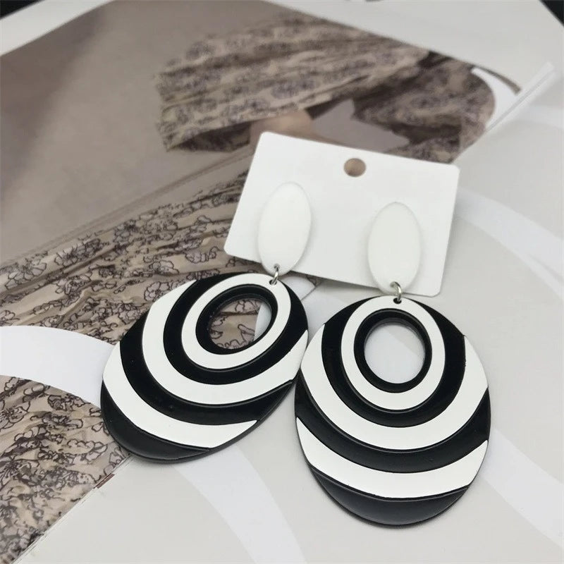 Vintage Black & White Geometric Oval Drop Earrings – Bold Korean INS Style & Giving Effortless It-Girl Energy 🖤✨