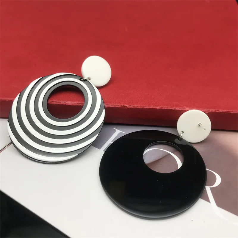 Vintage Black & White Geometric Oval Drop Earrings – Bold Korean INS Style & Giving Effortless It-Girl Energy 🖤✨