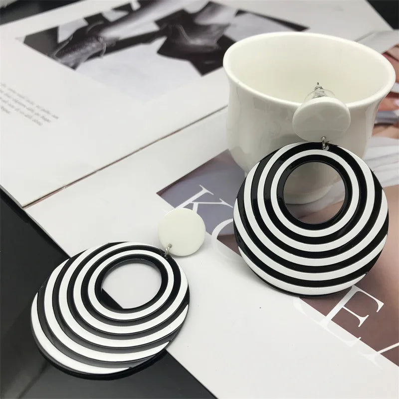 Vintage Black & White Geometric Oval Drop Earrings – Bold Korean INS Style & Giving Effortless It-Girl Energy 🖤✨