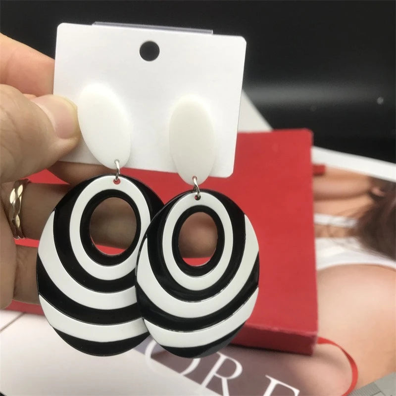 Vintage Black & White Geometric Oval Drop Earrings – Bold Korean INS Style & Giving Effortless It-Girl Energy 🖤✨